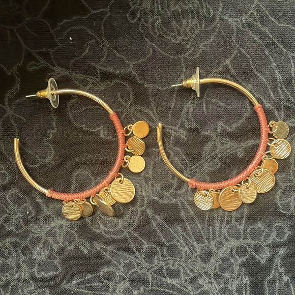 3 pieces of golden costume jewelry: 2 pairs of earrings + a bead/chain necklace. - Picture 2 of 12